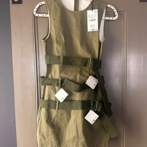 Green Sleeveless Belted Dress - Picture 4 of 5